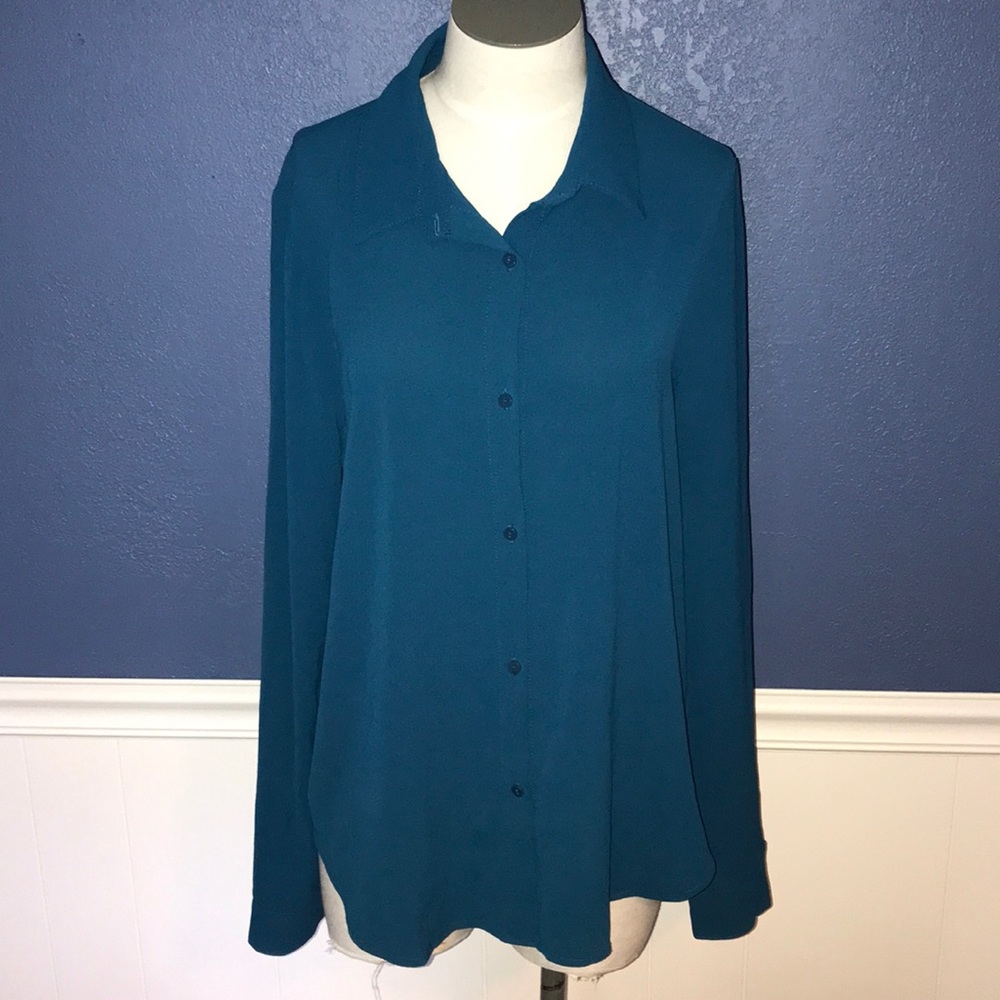 Dress shirt with tails accent